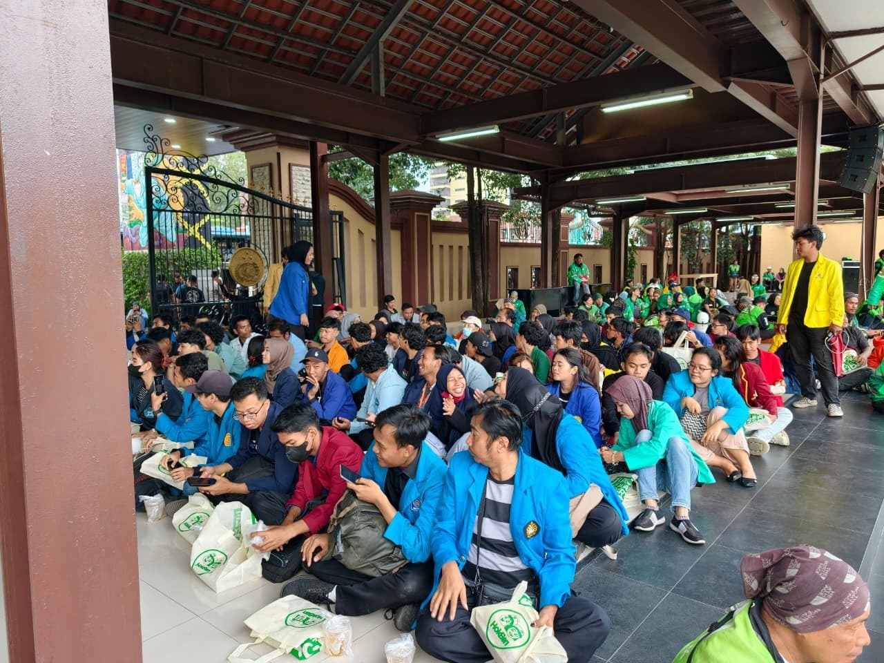 Buka Bersama di Lokasi Unjuk Rasa, Polda Metro Jaya Kedepankan Kebersamaan dan Sikap Humanis Buka Bersama di Lokasi Unjuk Rasa, Polda Metro Jaya Kedepankan Kebersamaan dan Sikap Humanis
