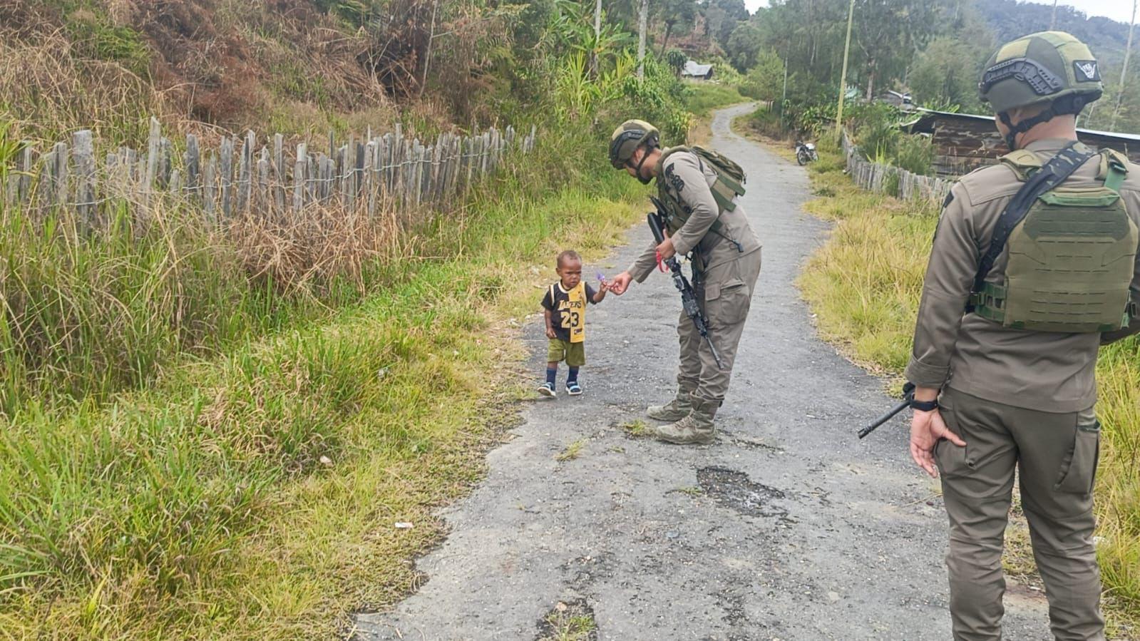 Patroli Satgas Ops Damai Cartenz di Intan Jaya: Interaksi dengan Warga dan Anak-anak di Sugapa