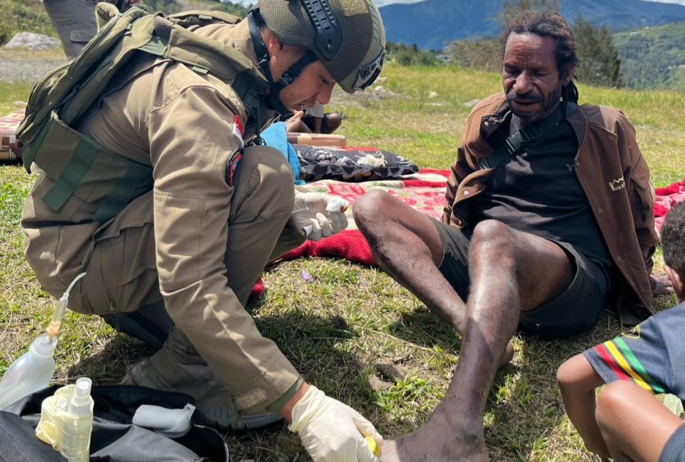 Satgas Damai Cartenz Gelar Patroli Humanis dan Pelayanan Kesehatan di Sinak