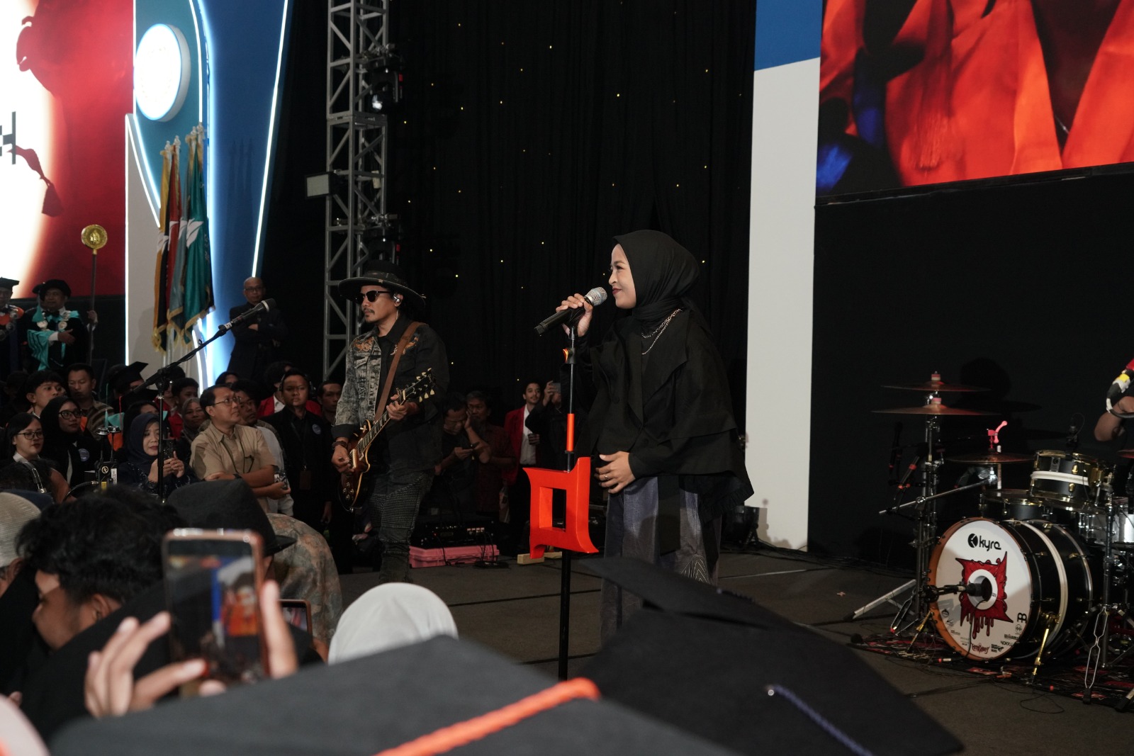 KOTAK Bakar Semangat Wisudawan Universitas Mercu Buana Lewat Deretan Lagu Penuh Energi KOTAK Bakar Semangat Wisudawan Universitas Mercu Buana Lewat Deretan Lagu Penuh Energi