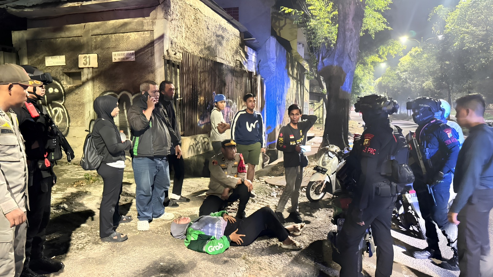 Patroli Brimob PMJ dan Perintis Evakuasi Driver Ojol Kelelahan Saat Patroli Dini Hari di Jaktim Patroli Brimob PMJ dan Perintis Evakuasi Driver Ojol Kelelahan Saat Patroli Dini Hari di Jaktim