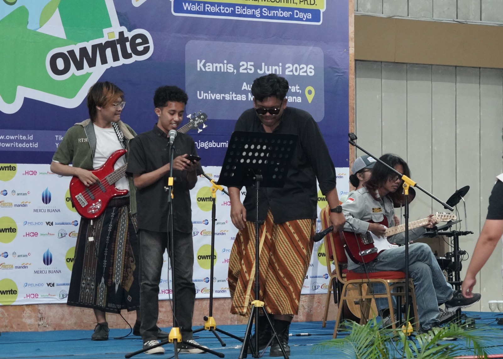 Puncak Acara Semercu Sahabat Bumi Vol. 2 in Collaboration with Owrite Goes to Campus Ditutup Penampilan Erlangga