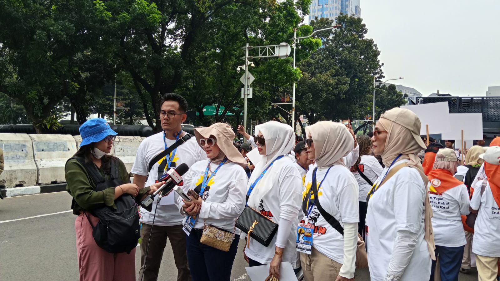 Ratusan Massa Perempuan Serukan Dukungan Kepada Program Presiden Prabowo Ratusan Massa Perempuan Serukan Dukungan Kepada Program Presiden Prabowo